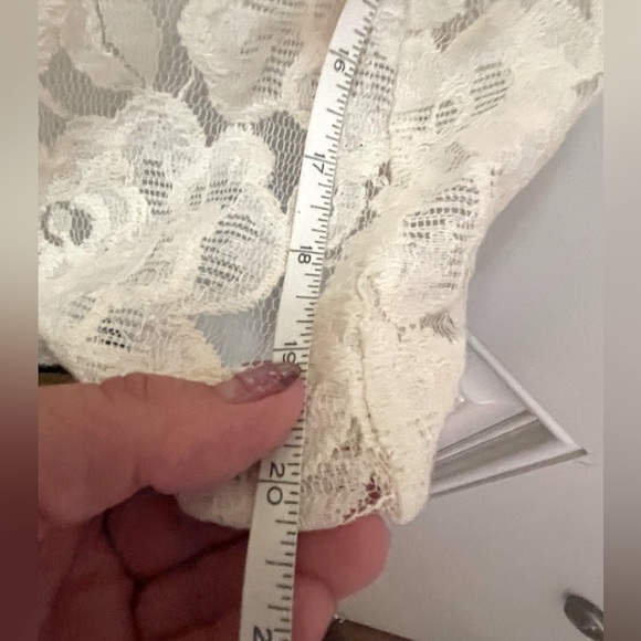 Medium size Jumper by L’atiste in a Lacey ivory coloured finish with belt straps - Picture 6 of 9